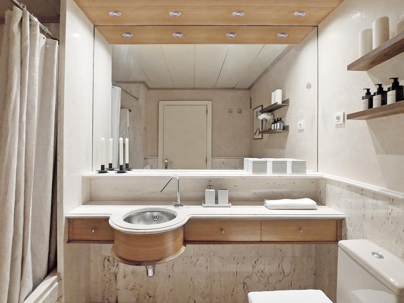 شقة مفروشة من غرفتين وحمامين مقابل فندق بالاس. متاحة من 15 أغسطس. - My Space Barcelona شقة