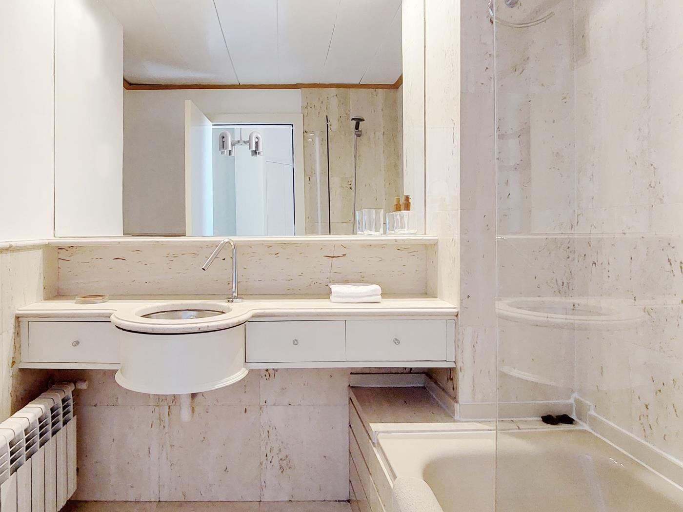 شقة مشرقة من غرفتين بجانب فندق بالاس – وسط برشلونة - My Space Barcelona شقة